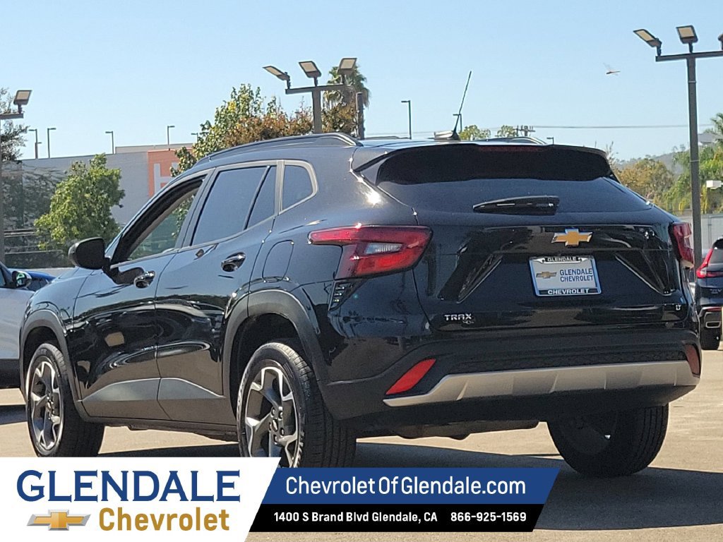 Used 2025 Chevrolet Trax LT FWD image 5