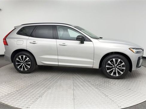 Certified 2025 Volvo XC60 B5 Plus image 9