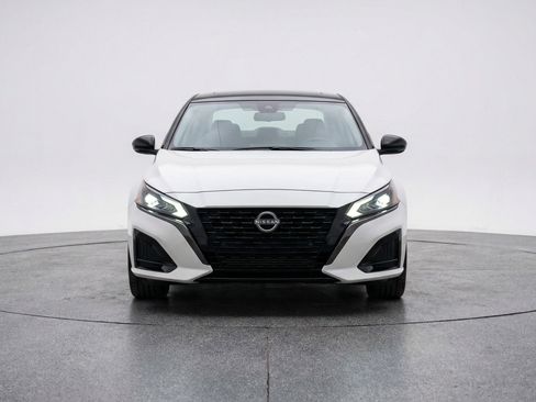 Used 2025 Nissan Altima 2.5 SV image 2