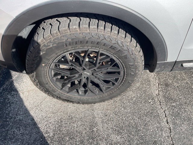 Used 2018 Ford Explorer XLT w/ Equipment Group 202A AWD/4WD image 8