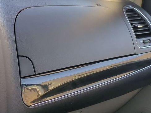 Used 2014 Chrysler Town & Country Touring-L image 32