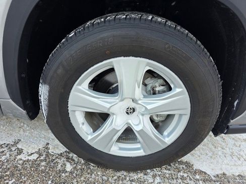 Used 2024 Toyota Highlander LE image 5