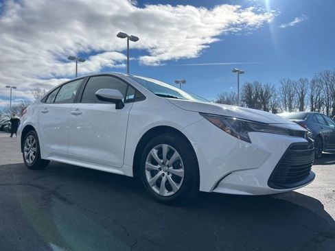 Used 2025 Toyota Corolla LE image 3