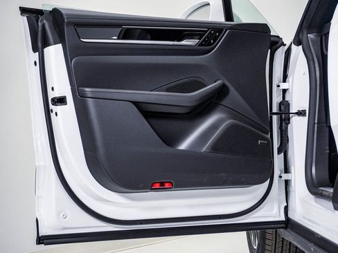 New 2026 Porsche Macan 4 Electric image 25