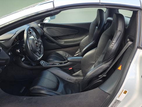 Used 2018 McLaren 570S Spider RWD image 18