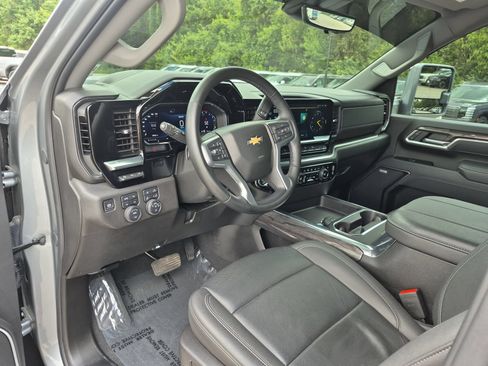 Used 2025 Chevrolet Silverado 2500 LTZ w/ LTZ Premium Package AWD/4WD image 11