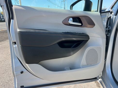 Used 2023 Chrysler Voyager LX image 10
