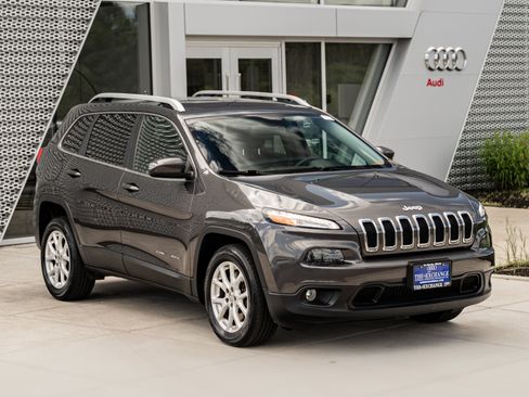 Used 2016 Jeep Cherokee Latitude w/ Cold Weather Group FWD image 2