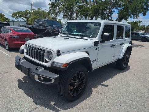 Used 2025 Jeep Wrangler Unlimited Sahara w/ Safety Group AWD/4WD image 10