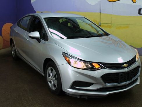 Used 2017 Chevrolet Cruze LS w/ LS Fleet Convenience Package FWD image 4