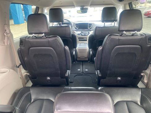 Used 2024 Chrysler Pacifica Touring-L FWD image 7