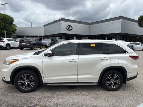 Used 2016 Toyota Highlander XLE FWD image 2