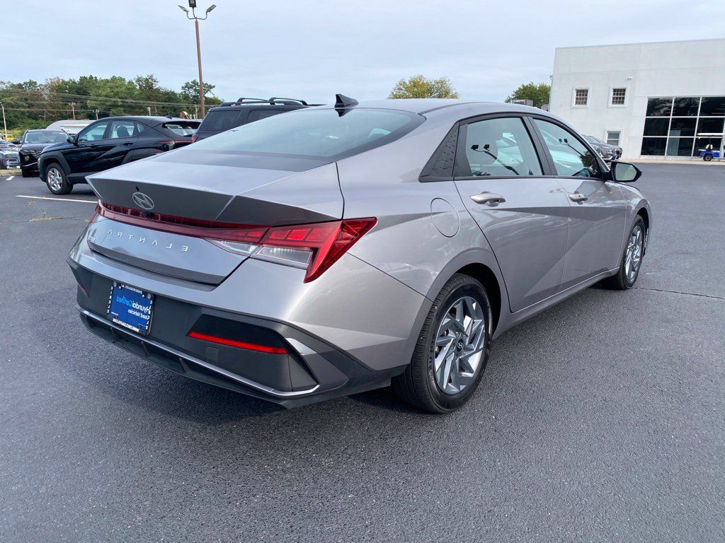 Certified 2025 Hyundai Elantra Hybrid FWD image 4