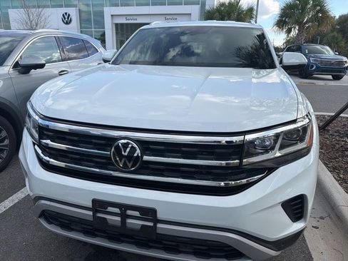 Certified 2023 Volkswagen Atlas Cross Sport SE w/ Black Wheel Package image 3
