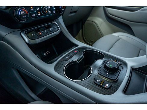 Used 2023 GMC Acadia SLT image 25