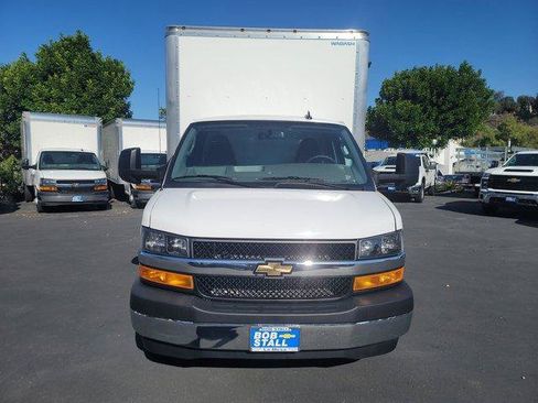 Used 2024 Chevrolet Express 4500 Extended w/ Power Convenience Package RWD image 3
