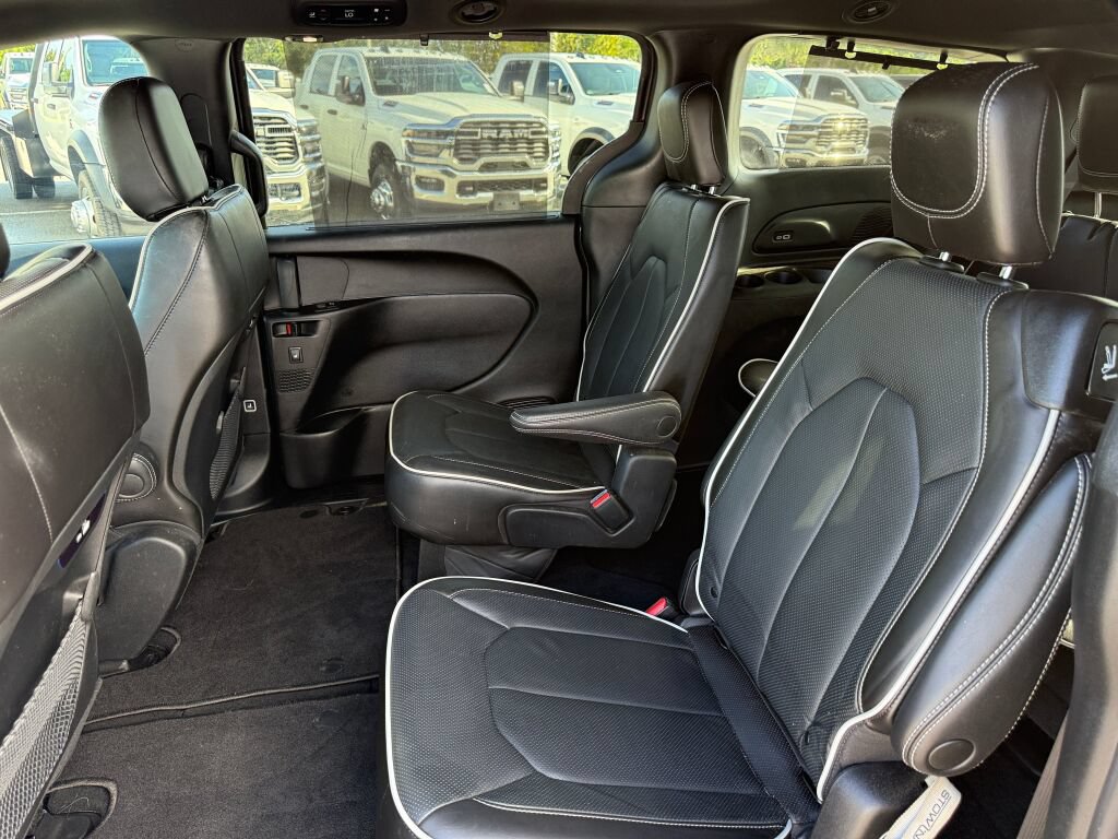 Used 2023 Chrysler Pacifica Limited w/ S Appearance Package AWD/4WD image 10