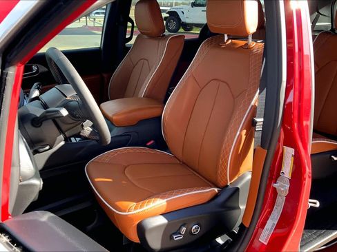 Used 2026 Chrysler Pacifica Pinnacle FWD image 9