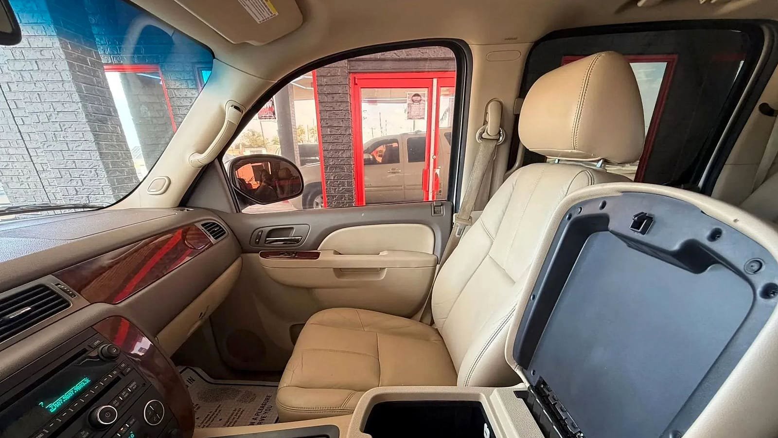 Used 2014 Chevrolet Suburban LT RWD image 28
