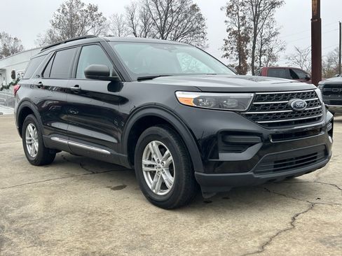 Used 2023 Ford Explorer XLT image 4