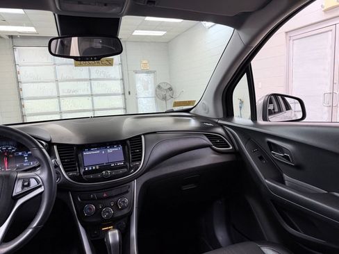 Used 2020 Chevrolet Trax LT w/ LT Convenience Package FWD image 23