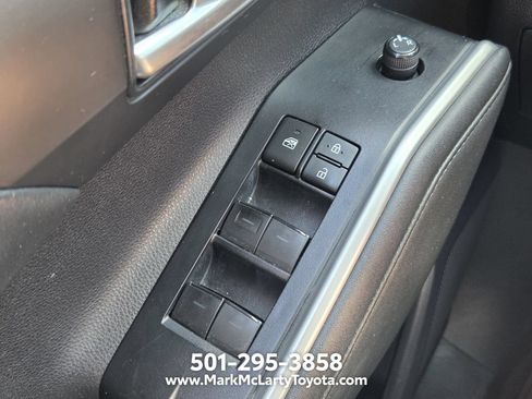 Used 2021 Toyota Highlander XLE FWD image 25