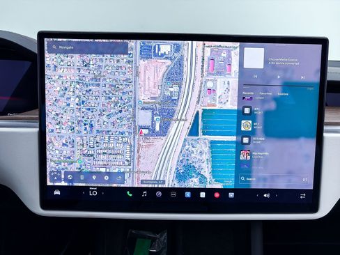 Used 2022 Tesla Model X image 4