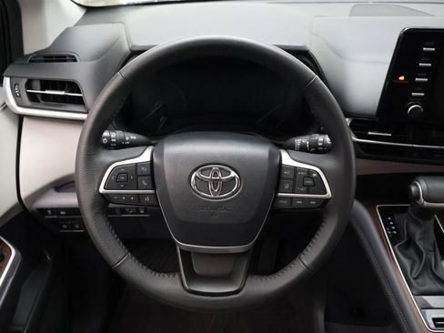 Used 2024 Toyota Sienna XLE image 22