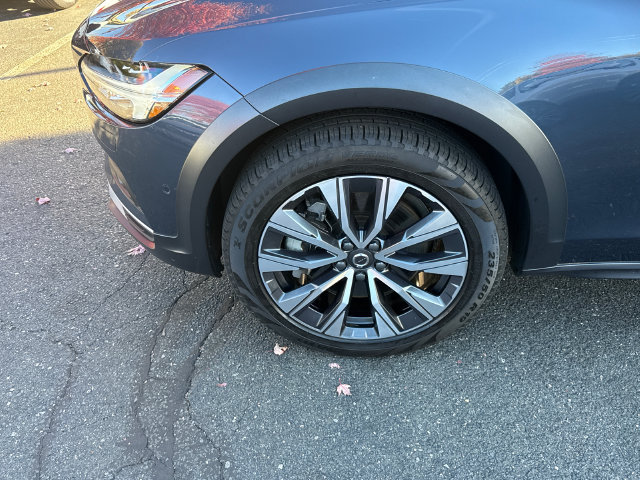 Certified 2025 Volvo V90 B6 Cross Country Plus AWD/4WD image 8
