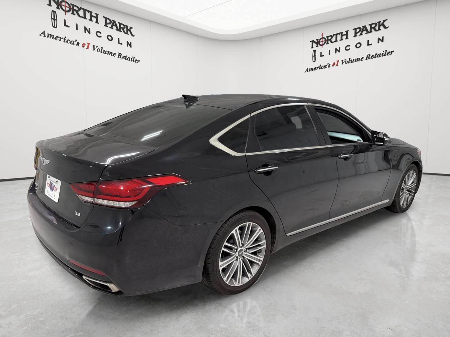 Used 2018 Genesis G80 3.8 RWD image 5