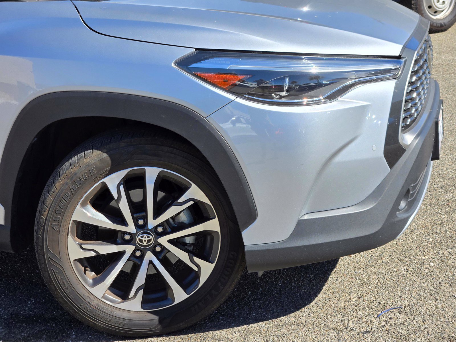 Used 2023 Toyota Corolla Cross XLE w/ Convenience Package FWD image 9