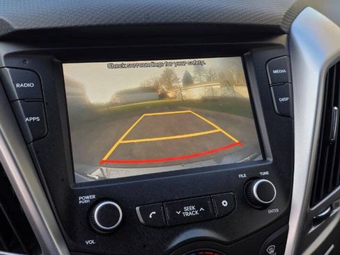 Used 2017 Hyundai Veloster FWD image 17