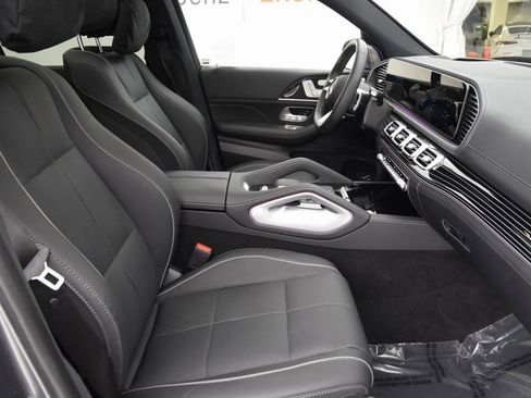 Used 2025 Mercedes-Benz GLS 450 4MATIC image 16