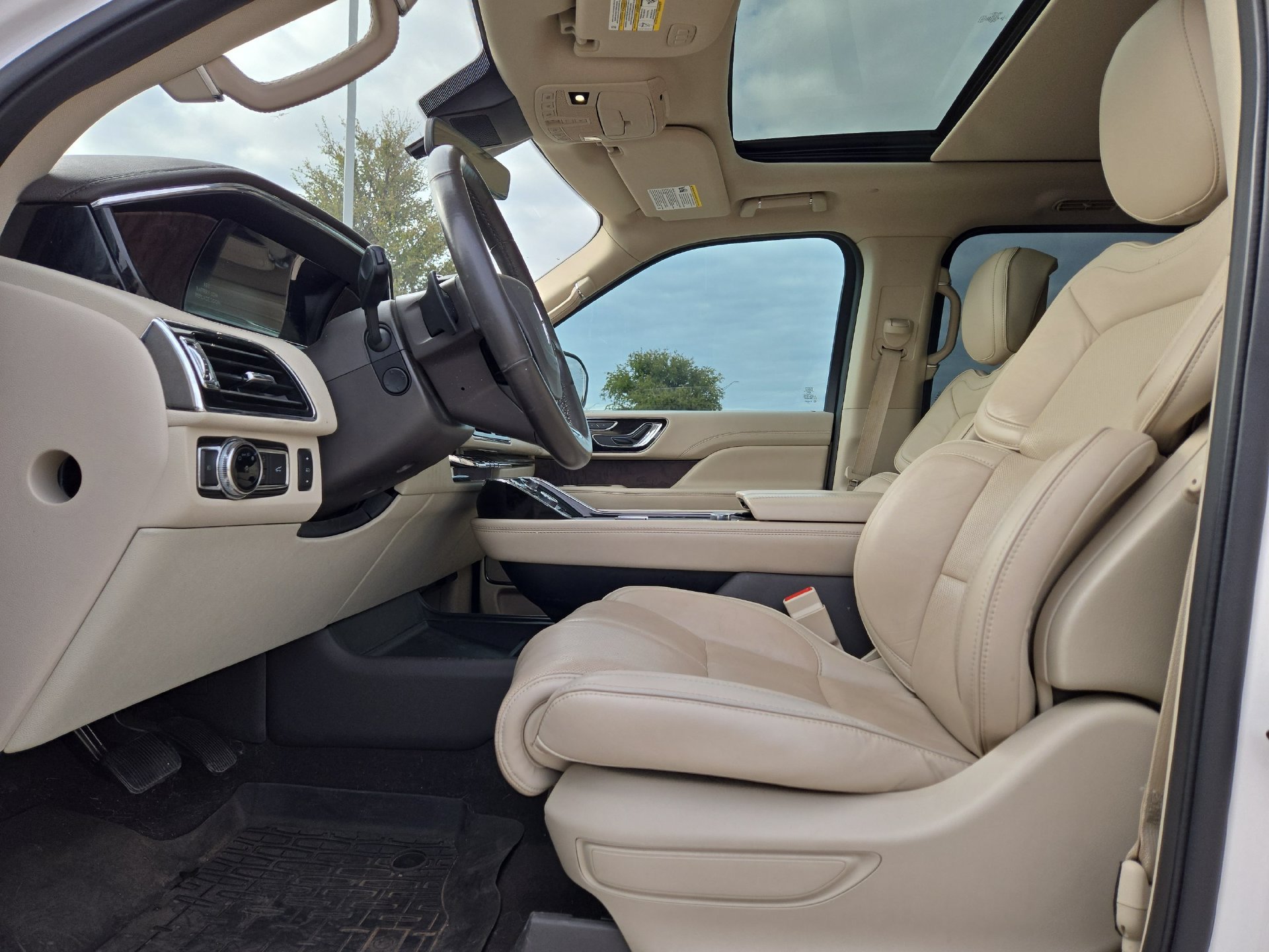 Used 2019 Lincoln Navigator Select w/ Technology Package RWD image 16
