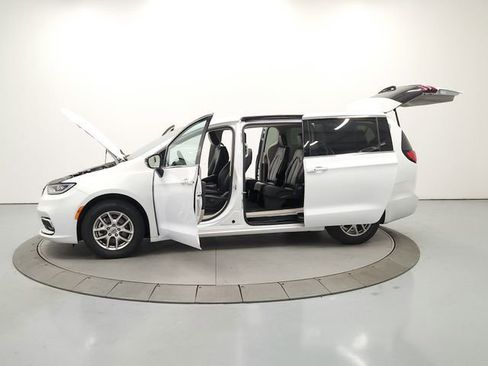 Used 2024 Chrysler Pacifica Touring-L FWD image 12