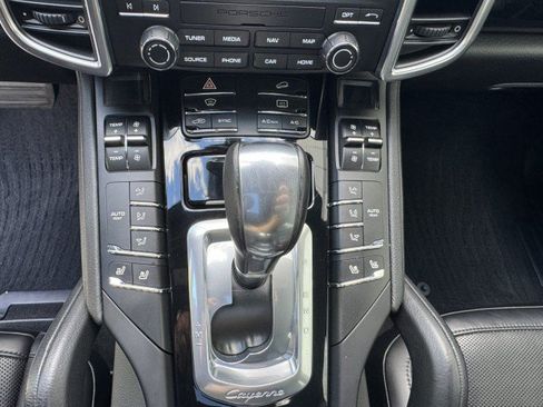 Used 2018 Porsche Cayenne Platinum Edition w/ Premium Package Plus AWD/4WD image 27