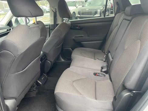 Used 2025 Toyota Highlander LE FWD image 11