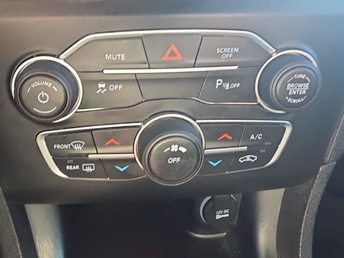 Used 2019 Dodge Charger SXT image 28
