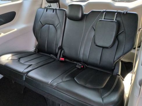 Certified 2024 Chrysler Pacifica Touring-L FWD image 12