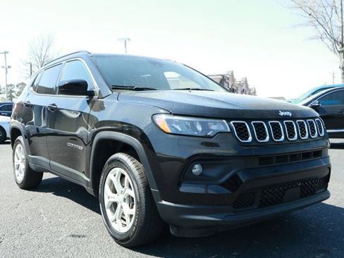 Used 2024 Jeep Compass Latitude image 3