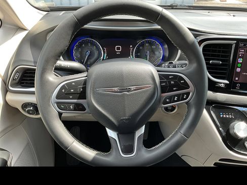 Used 2022 Chrysler Pacifica Touring-L FWD image 3