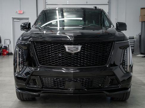 Used 2025 Cadillac Escalade V w/ LPO, ONYX Package AWD/4WD image 4