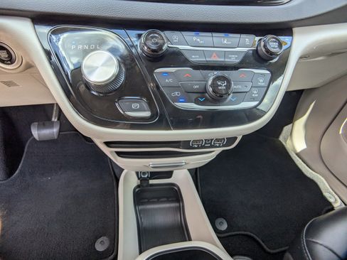 Used 2024 Chrysler Pacifica Touring-L FWD image 19