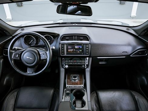 Used 2017 Jaguar F-PACE Prestige image 32