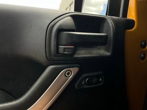 Used 2014 Jeep Wrangler Unlimited Sahara w/ Connectivity Group image 17