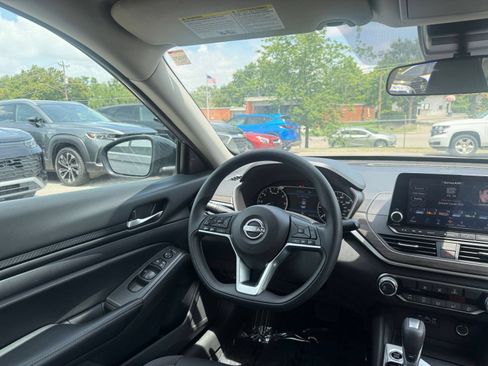 Used 2025 Nissan Altima 2.5 SV FWD image 34