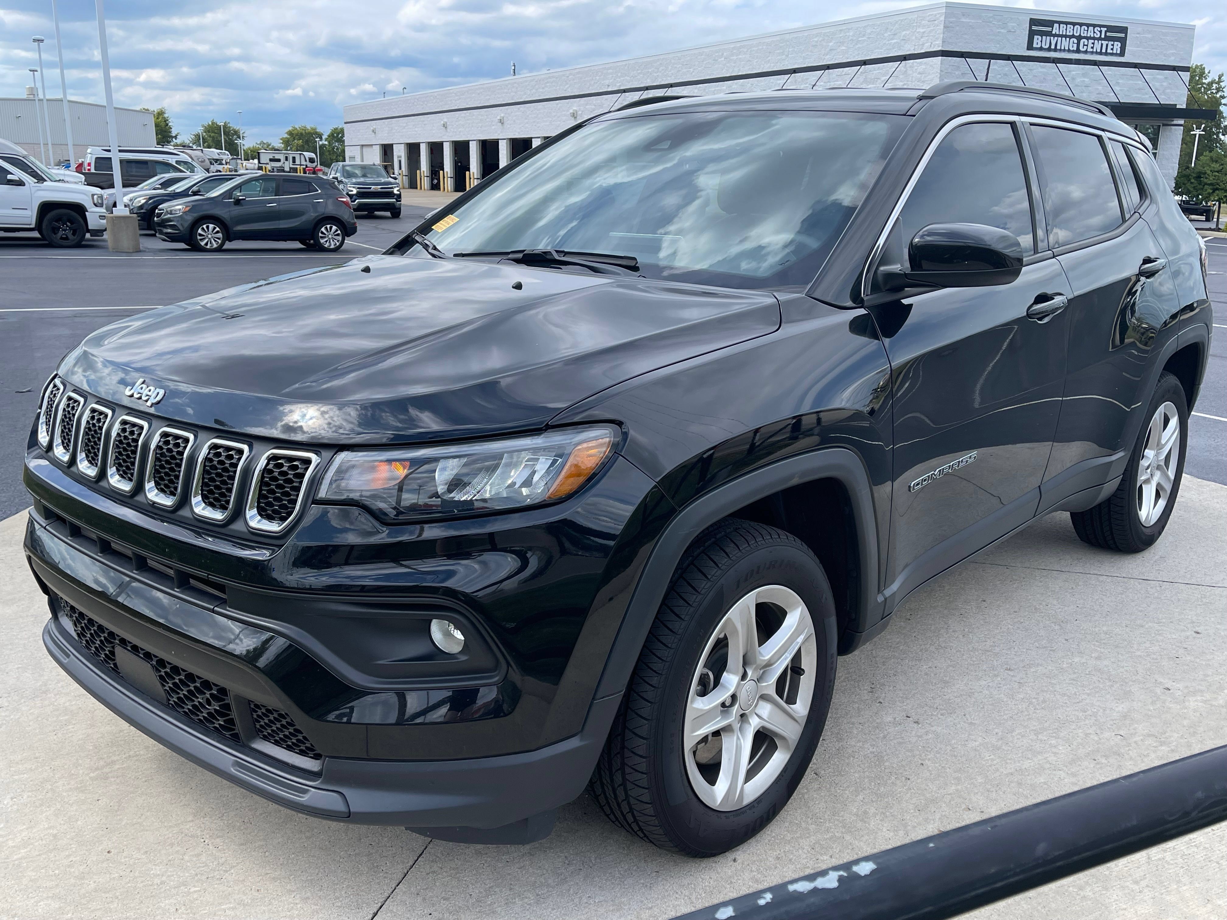 Used 2023 Jeep Compass Latitude w/ Convenience Group AWD/4WD image 3