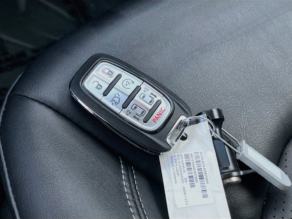 Used 2026 Chrysler Pacifica Select FWD image 33