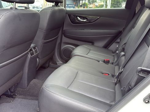 Used 2019 Nissan Rogue SL w/ Premium Package image 22