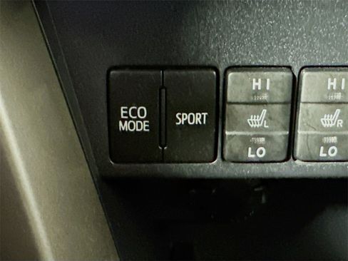 Used 2018 Toyota RAV4 XLE image 41